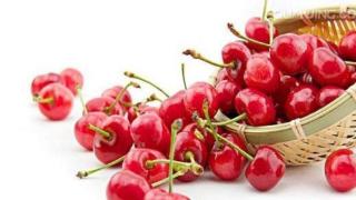 吃樱桃能补充铁质，它里面含有丰富的维生素c，防止脚气病