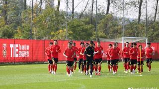 中国男足抵沪后首次室外训练，31名球员参加教学赛