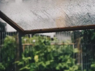 当下雨天窗户漏水的场景出现在梦中时，有何特殊的含义？ 自然,下雨,梦见下雨天窗户漏水