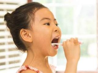 孩子每天刷牙洗脸，5分钟就可以看到自己的能力，改变自己 孩子