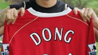 2004年的今天董方卓加盟曼联成为第一名效力红魔的中国球员