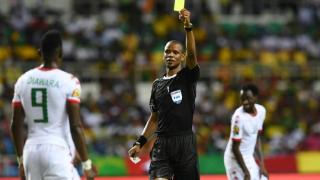非洲杯突尼斯与马里的比赛暴露混乱，希卡泽瓦的做法引发批评