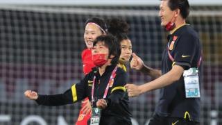 中国女足夺冠，水庆霞：我觉得她比在国内的时候强了很多