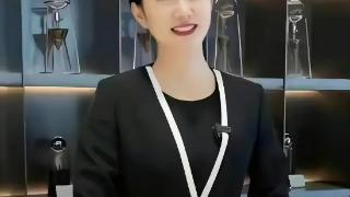 学生被撞死妈妈跳楼后续：家属为母子举办葬礼，学校门口摆满鲜花