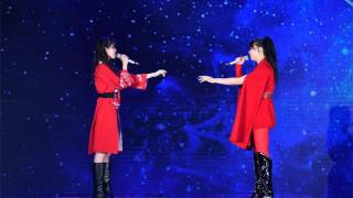 拿指挥棒唱歌的张心心勇夺《星光大道》年度总冠军