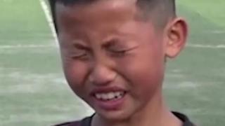 9岁足球少年夺冠后泪奔，中国足球未来可期！青少年足球塑成什么模样，更值得深入探讨