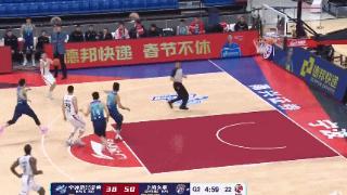 GIF-罗汉琛假投真传 冯莱天外飞仙上演空接暴扣