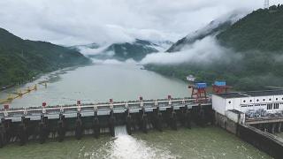 连续降雨 桐庐富春江水库开闸泄洪