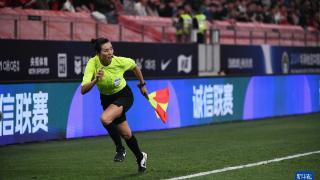 足球——谢丽君成为国内首位执裁男子足球顶级职业联赛的女子裁判员
