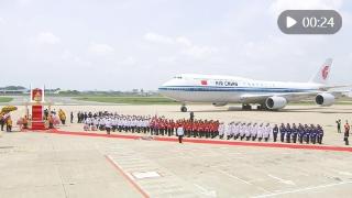 新华社快讯：国家主席习近平出席柬埔寨国王西哈莫尼举行的欢迎仪式