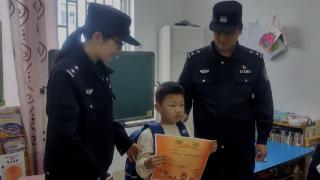 7岁男孩教科书式营救落水儿童，网友称其为当代司马光