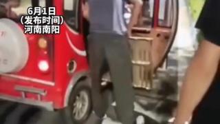 河南一老人执意拿走路边井盖，路人苦苦劝说阻止无果