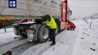 青海警方48小时奋战清除道路积雪