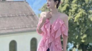 “度假风”穿搭是一种轻松、充满活力的风格，轻松打造时髦性感