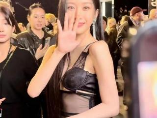 韩国女星文佳煐黑色蕾丝套装惊艳秀场，娱乐与时尚交汇引发热议