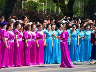 新疆乌鲁木齐：巡游展示城市魅力