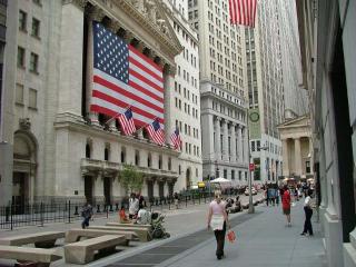 美华尔街大撤退！美国金融巨头纷纷逃离，背后真相何在？