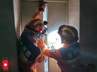 福州一男子被困电梯被困，消防员用电梯钥匙将门打开