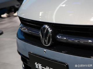 全新一代迈腾B9亮相北京车展，尺寸新提升，升级三块液晶屏