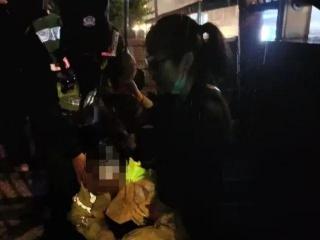 杭州小伙落水，民警和派出所员工联手救援