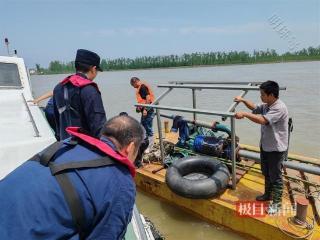 无动力作业船漂走被困江中，民警驾艇火速救援