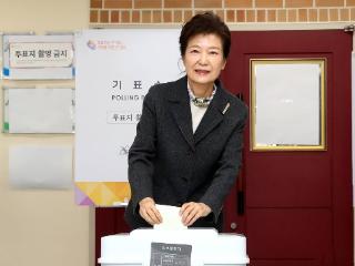 朴槿惠参加投票，穿宽松肥大牛仔裤很潮流，72岁仍不显老