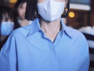 秦岚的日常穿搭，蓝色衬衫，显白提气质