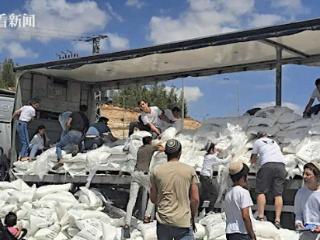 以色列抗议者阻拦前往加沙的人道主义援助卡车