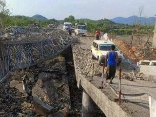 缅甸遭爆破炸毁，维修期间再遭袭击的这座桥，允许小车通过