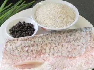 10块1斤的鱼腩别煎炸了，试试广东一个有名的做法，鲜香营养好