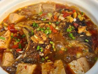 鱼头豆腐煲的家常做法，汤汁鲜美，肉质鲜嫩，上桌连汤汁都不剩