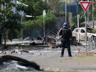 法属新喀里多尼亚连续两晚发生骚乱，马克龙宣布紧急状态