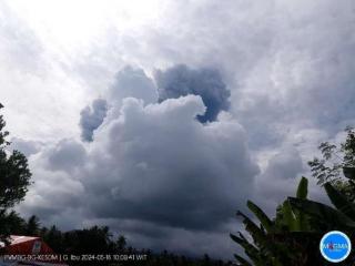 印尼伊布火山多次喷发 预警等级上调至最高级