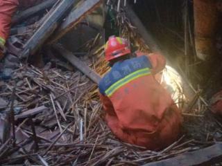 91岁老人被困坍塌房梁下，济宁消防紧急救援！