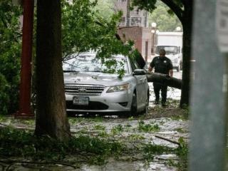 美国休斯敦遭遇暴风雨 4人死亡近百万用户断电