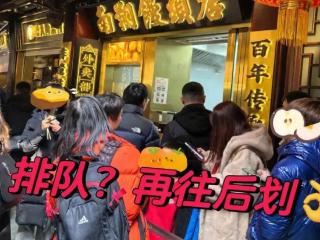 北方人来上海吃百年老店蟹黄小笼包，看到价格时惊呆了！