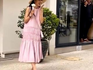 佟丽娅戛纳街头吃雪糕转圈，40岁穿粉裙少女感爆棚！