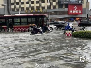 暴雨夜袭南宁城区部分路段内涝严重