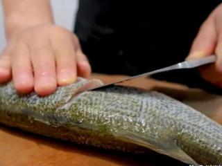 川味跳水鲈鱼的家常做法，肉质鲜美麻辣过瘾，开胃好吃又下饭