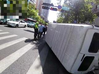 正能量！杭州一面包车侧翻在路口，这一幕让人感动！