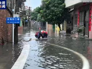 广西北海突降暴雨多名群众被困消防紧急救援