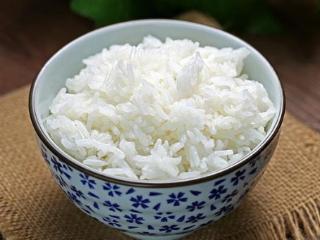 煮米饭，只用清水是外行，多加2样，米饭香软不发黏，颗颗饱满