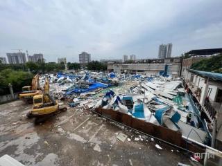 中央气象台发布暴雨橙色预警，广东清远一羽毛球馆顶棚坍塌