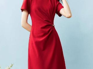 红色气质连衣裙，日常穿搭轻松惊艳全场