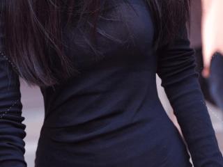 黑色一字肩长袖短裙搭配高跟鞋，是一种既优雅又性感的穿搭方式