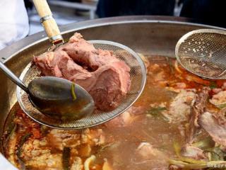 番茄牛肉汤和传统炖肉，谁才是餐桌上的新宠？