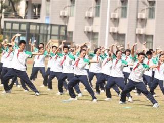 大中小学生一同舞狮舞龙，拉开武昌区中小学生运动会序幕