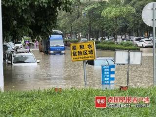 特大暴雨来了！南宁多条道路积水严重，有车辆被淹！暴雨红色预警