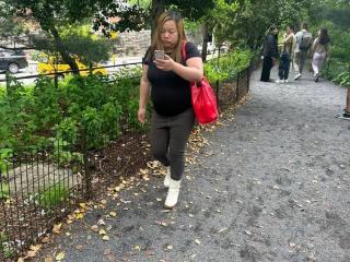 38岁凤姐公园散步被偶遇，性格冷淡不理人，月入5k生活拮据！