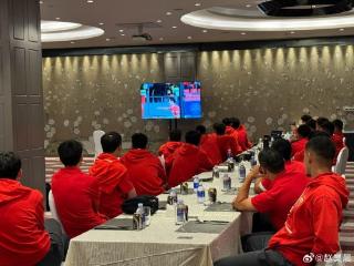 海港全队赛后回酒店用餐前集体观看王燊超300场纪念视频